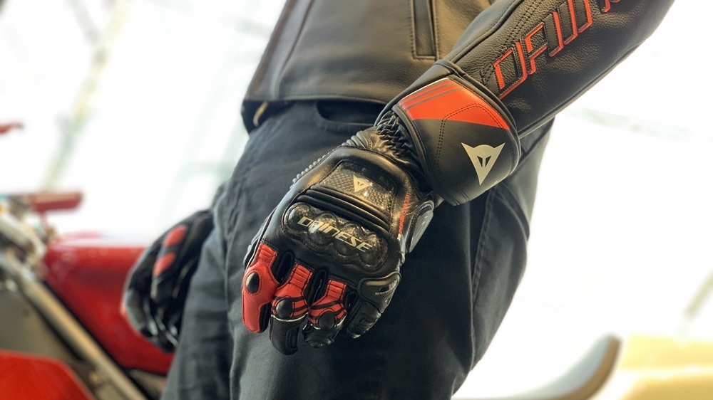 カーボンの輝きとゴートスキンのしなやかさ。サーキットからスポーツ走行まで応えるレーシングレザーグローブDRUID 4 GLOVESの魅力
