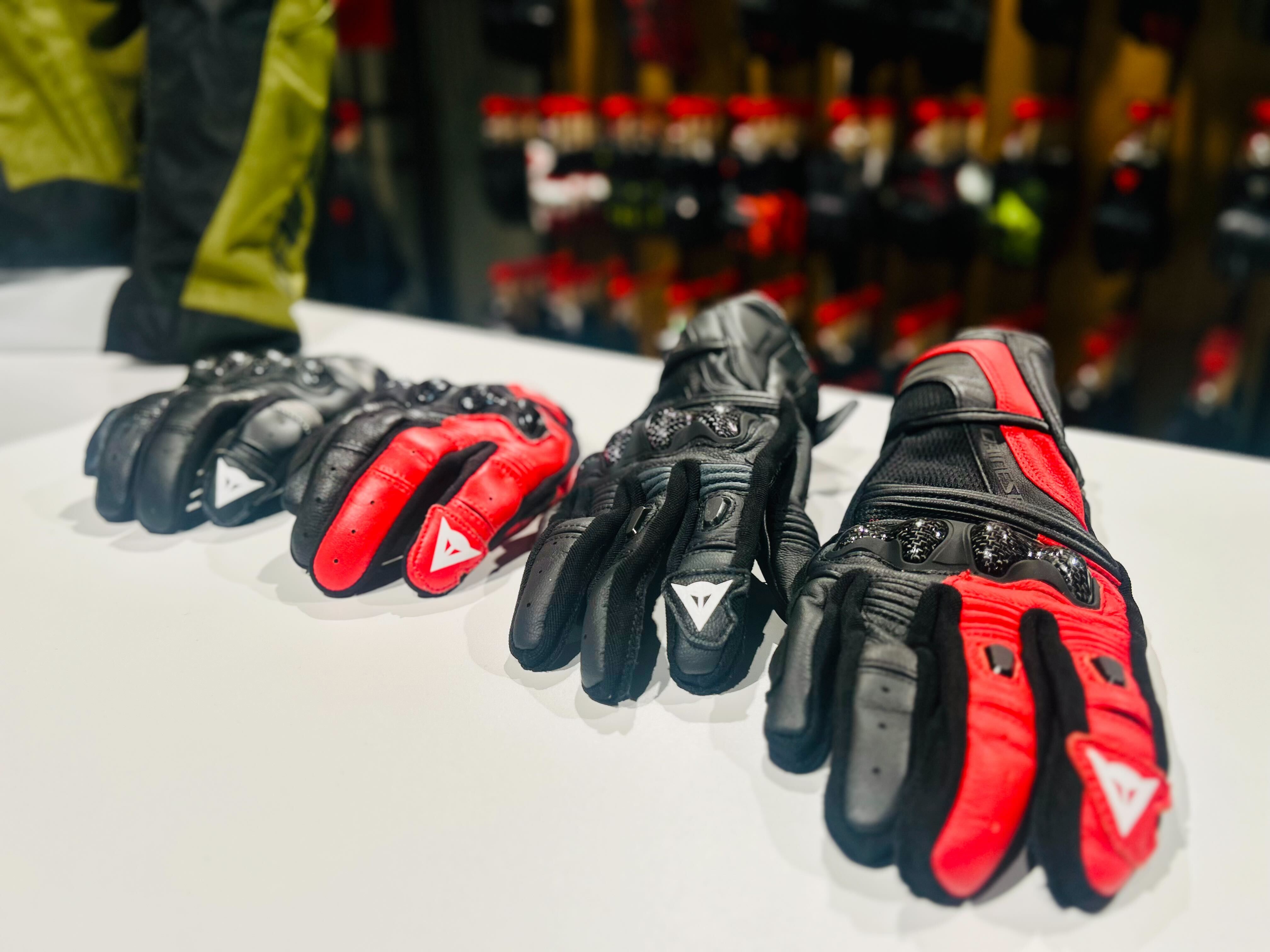 ダイネーゼのスポーティなNEW GLOVE　REACTO CARBONシリーズ