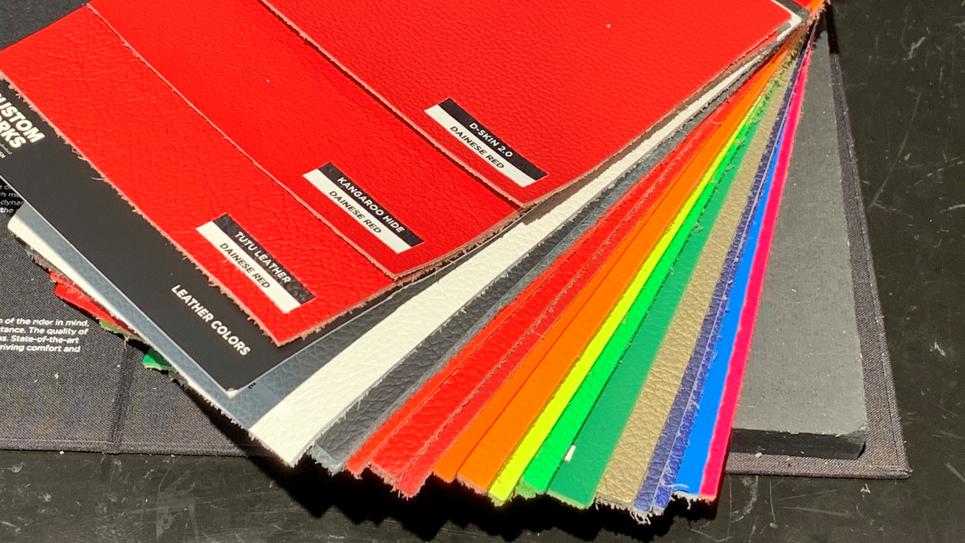 カラーオーダーシステムで世界に1着のレザーアイテムを作ってみませんか？