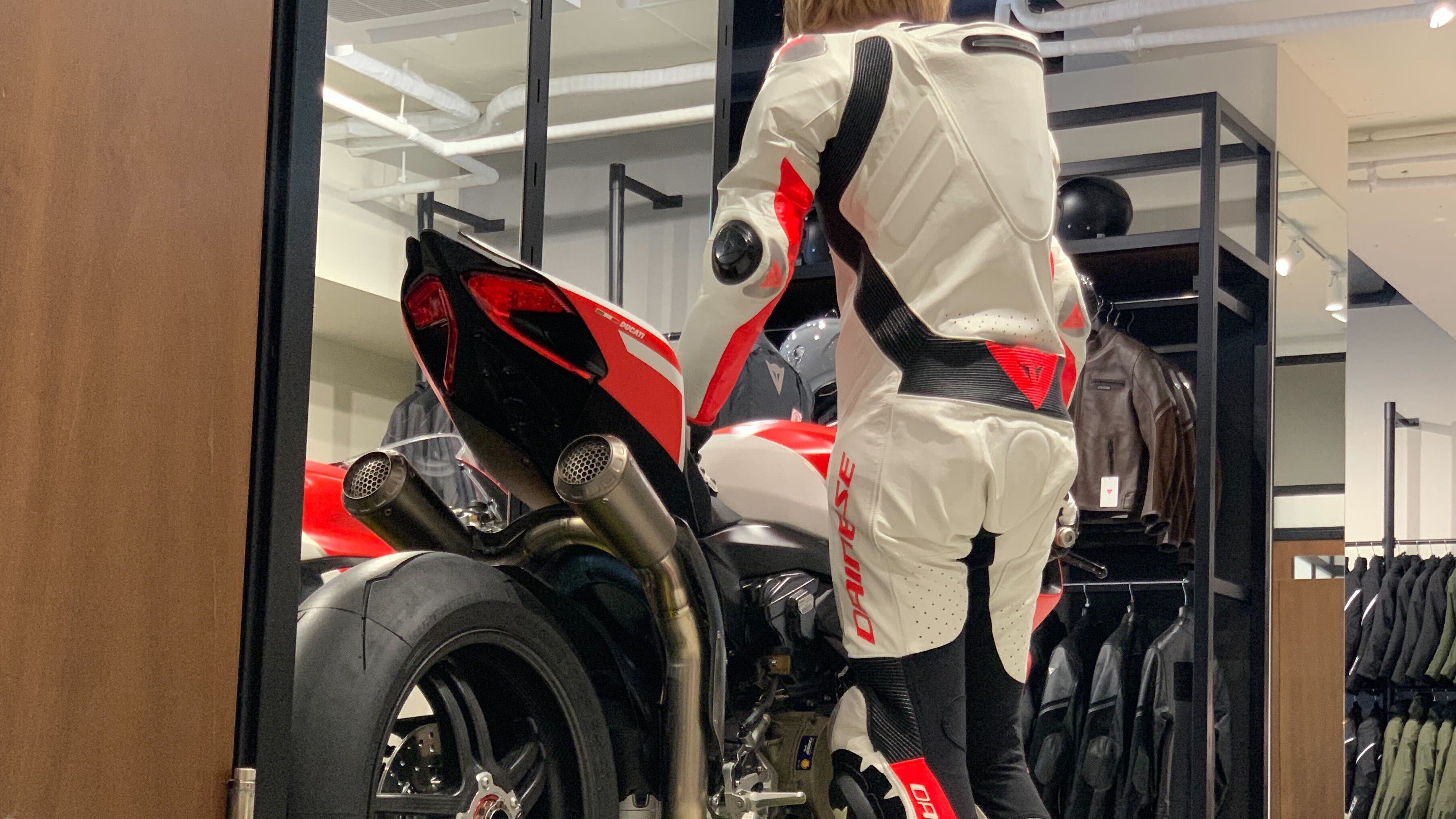 MotoGPライダーも使用する究極のレーシングスーツ