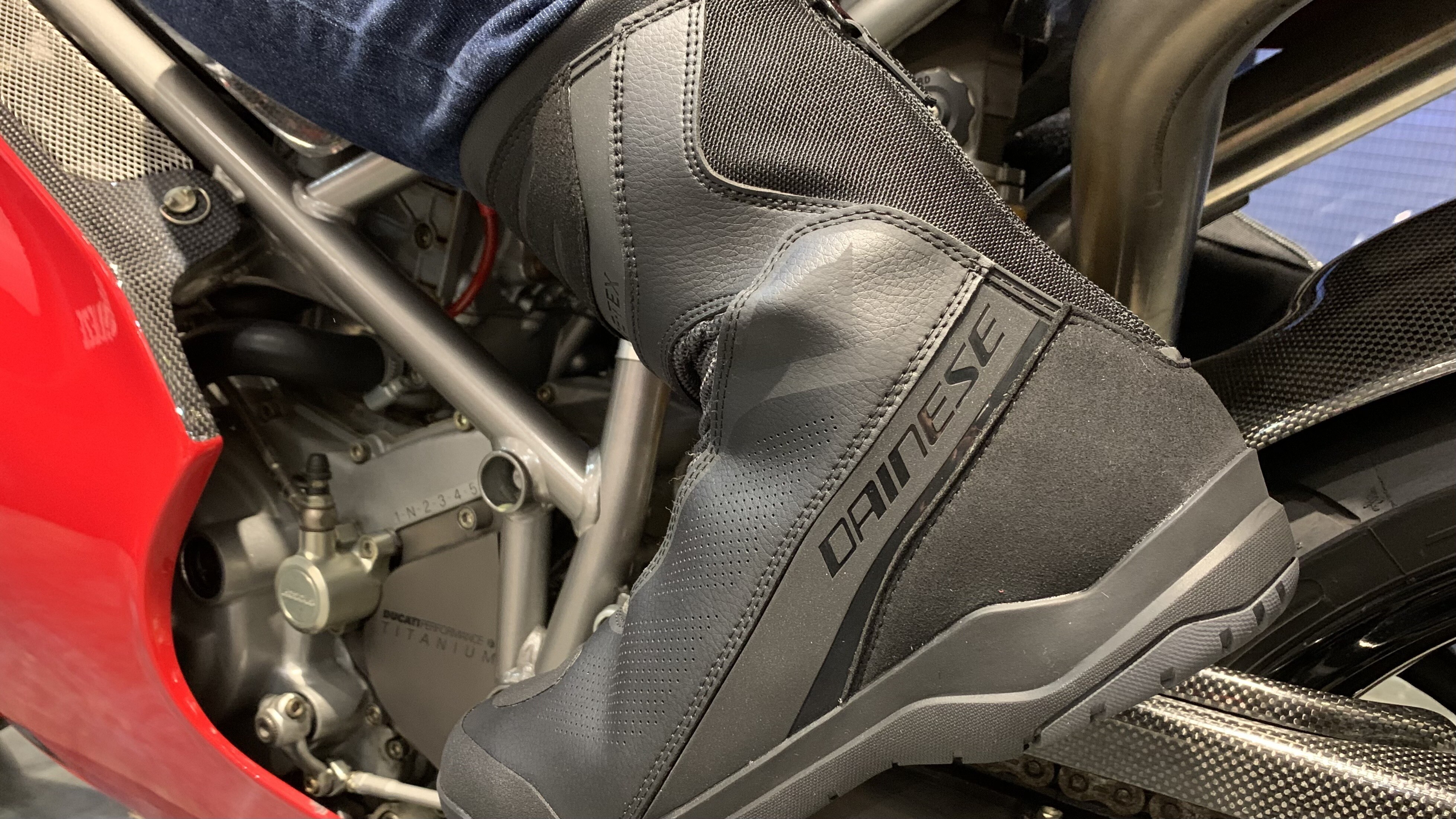 バイクを降りた後も快適に！新作ブーツ