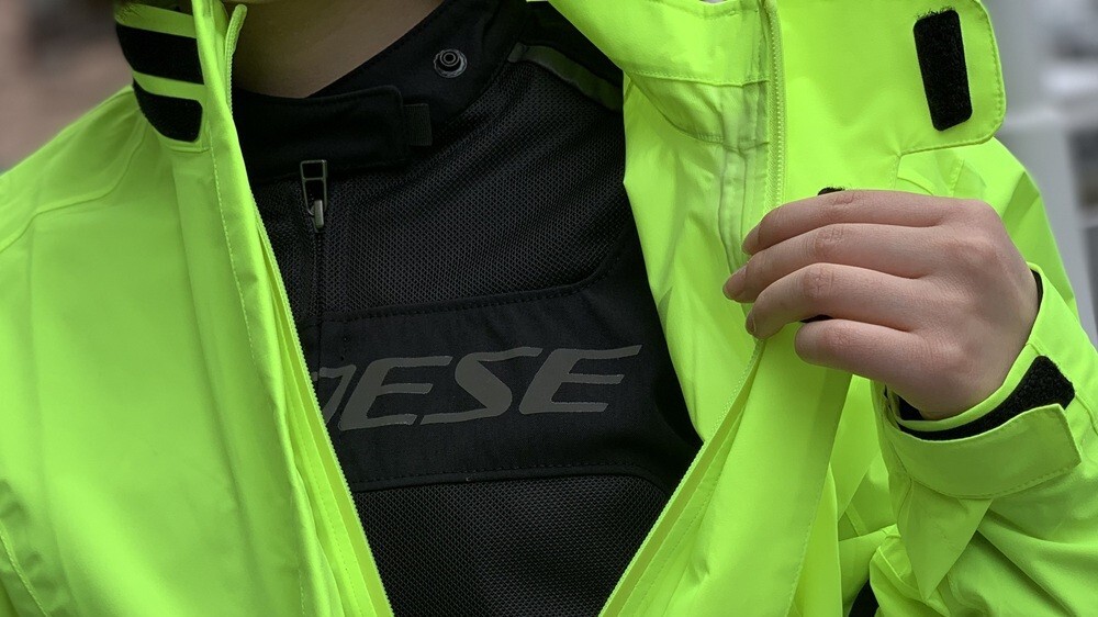 急な雨からライダーを守る。ツーリングに必携のレインウェアで快適な走りを