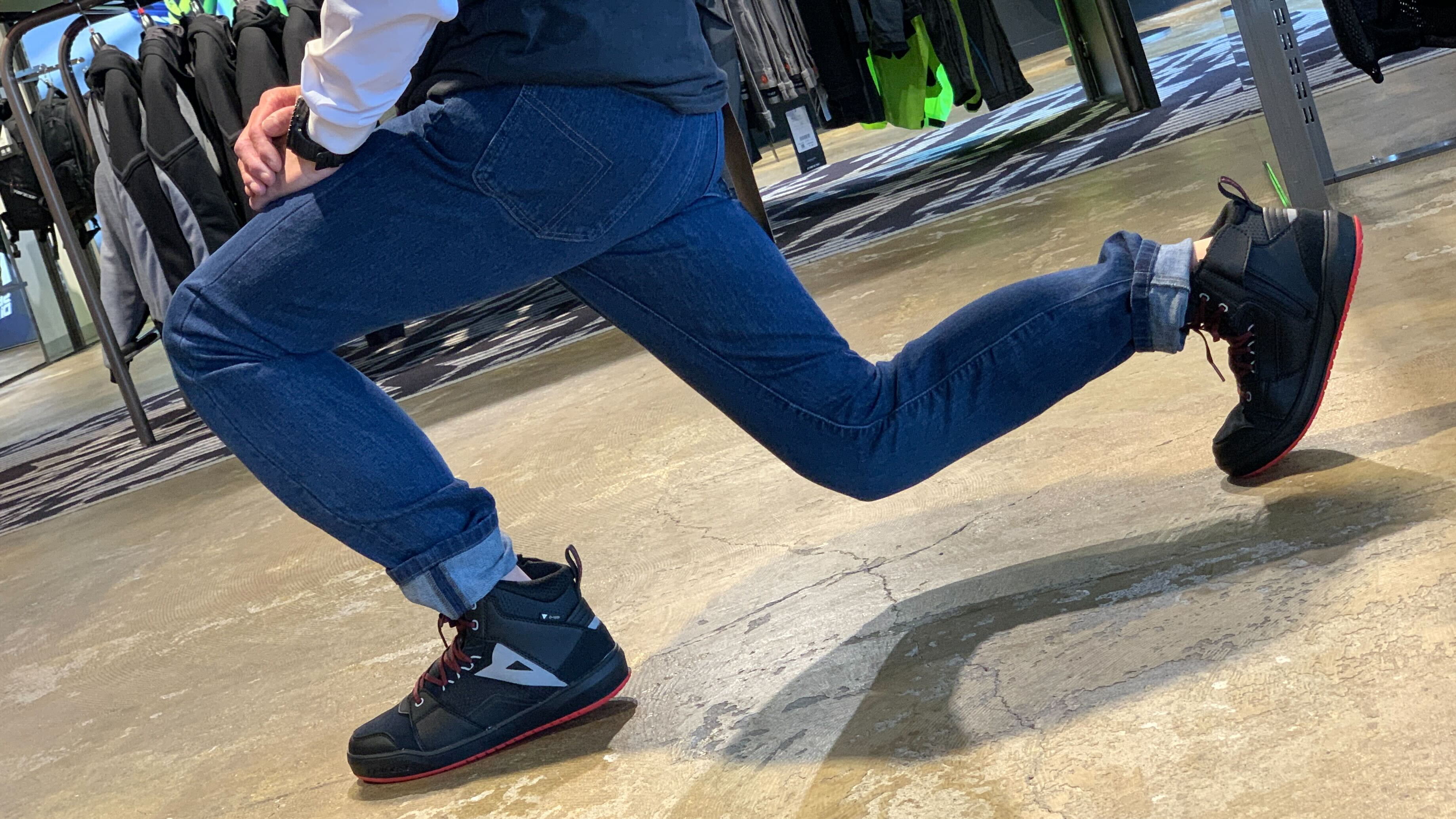 都市に馴染むプロテクション。5-POCKET DENIM SLIM PANTSの美学