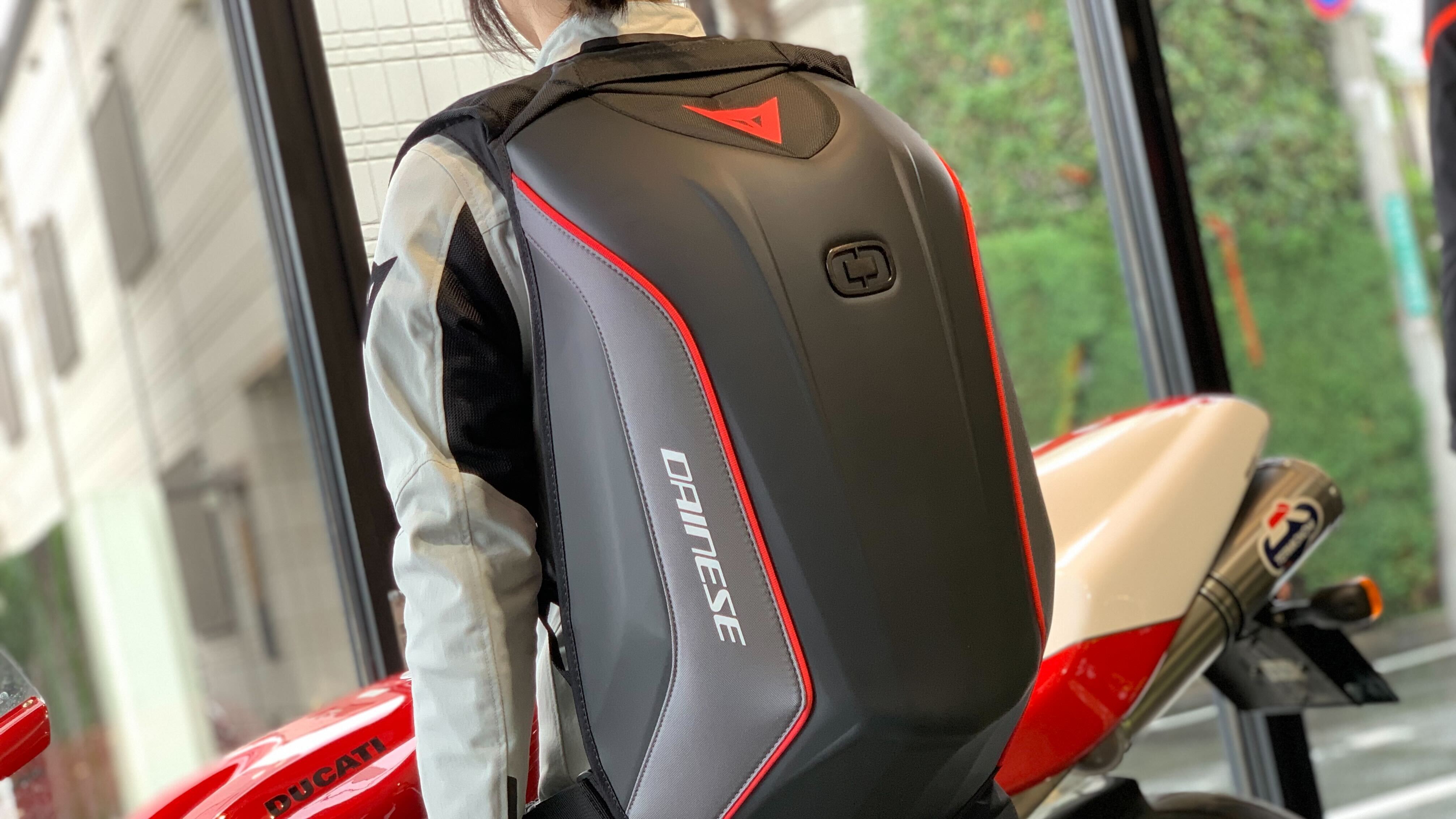 D-MACH 2 BACKPACKの魅力 | ライダーの背中を彩るエアロダイナミックデザイン