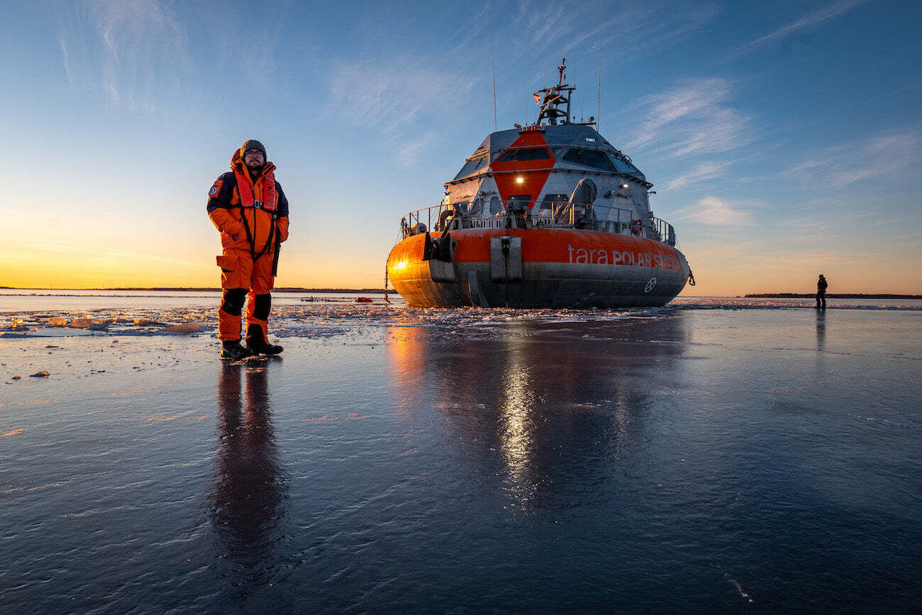 2025 12 24 TPS OULU FINLANDE mouillage TPS dans la glace reflet miroir P1047536 Maeva Bardy Fondation Tara Ocean