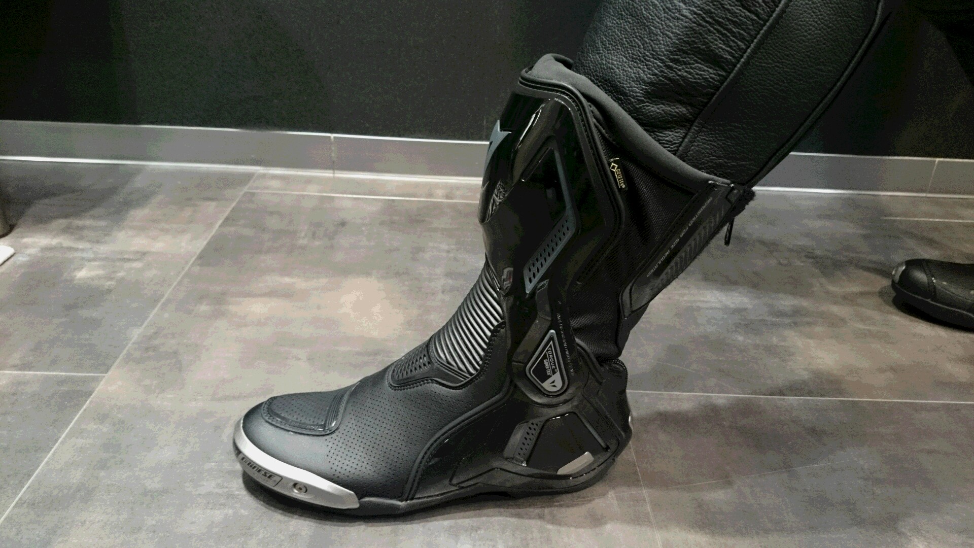 新作レーシングブーツが防水防風仕様となって登場！