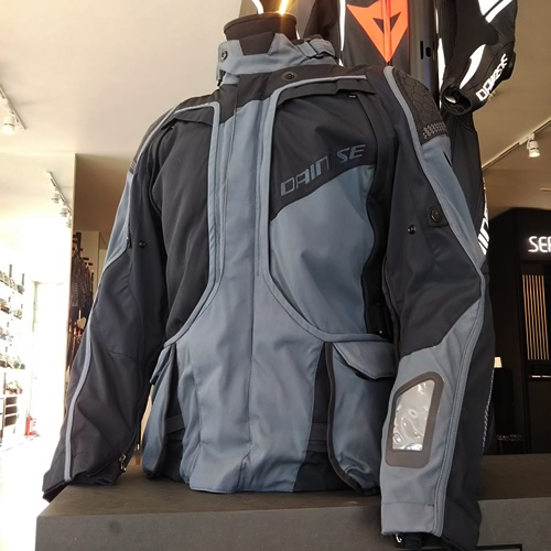 DAINESE　D-EXPLORER 2 GORE-TEX JACKET特徴カーゴポケット