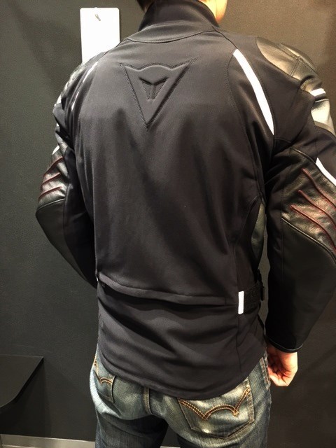 レザーを組み合わせたテキスタイルジャケットが登場！