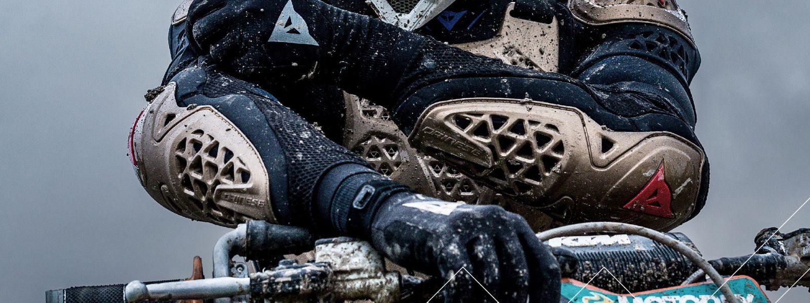 バイク用肘プロテクターの必要性について