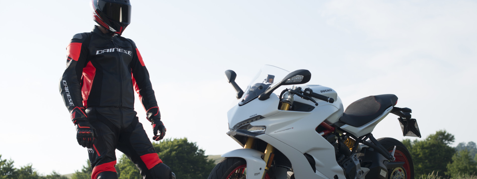 レーシングスーツのデザインや種類、オーダーメイドについて