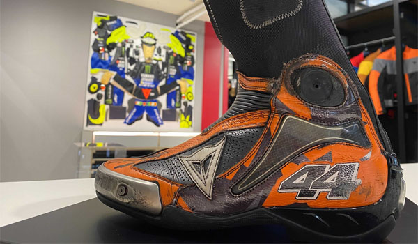 MotoGP、ポル・エスパルガロ選手のブーツを特別展示