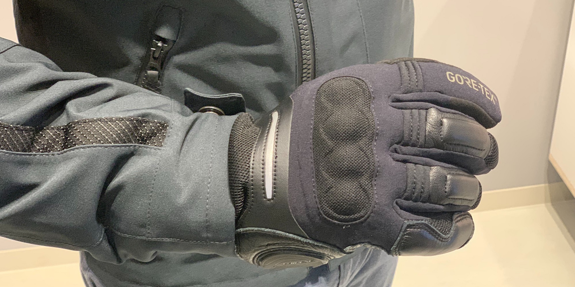 急な雷雨や激しい気候の変化でも快適にお使い頂けるGORE-TEX® GLOVES