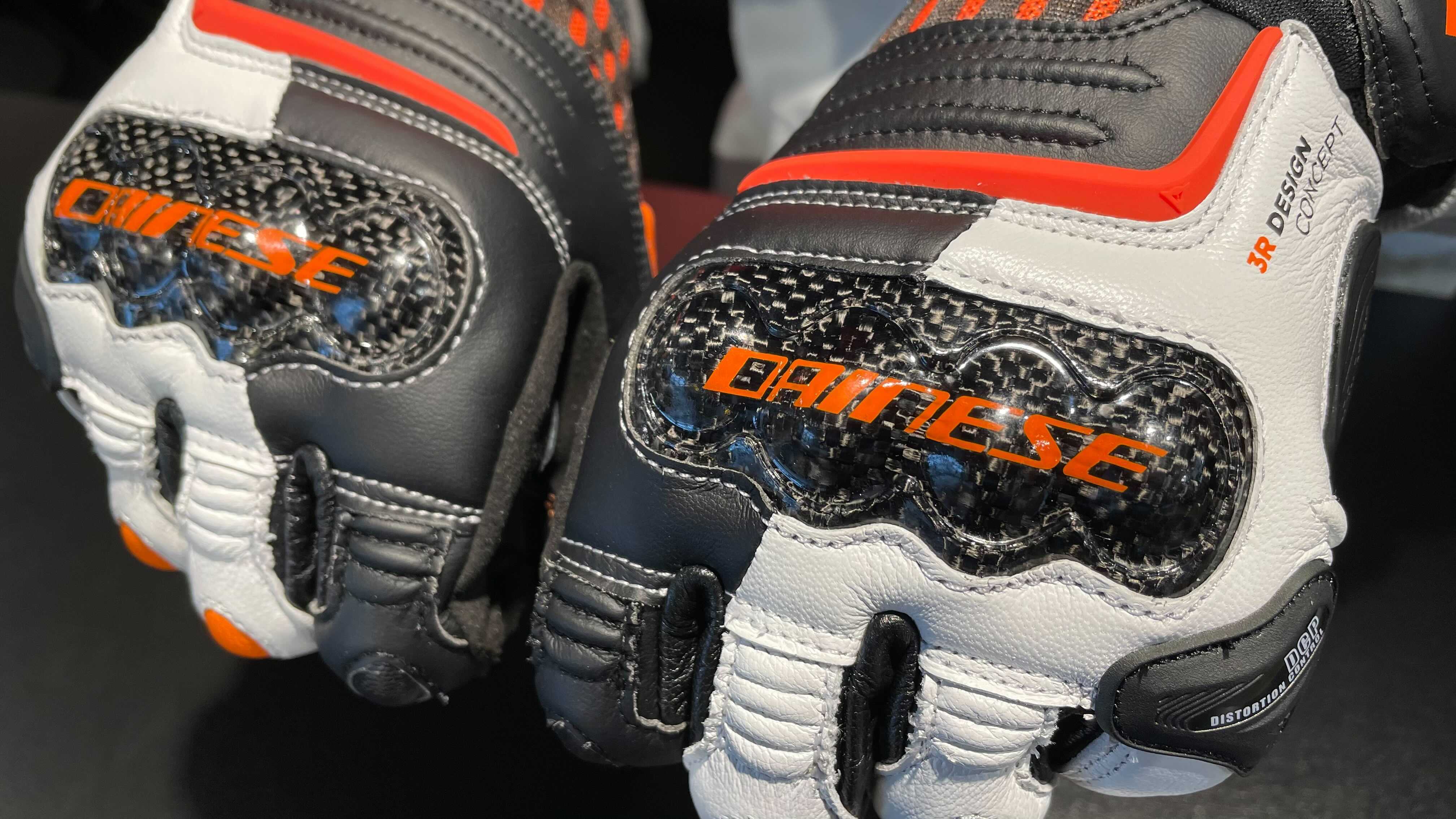 これからの季節にお勧めなレザーグローブ【CARBON 3 SHORT GLOVES】