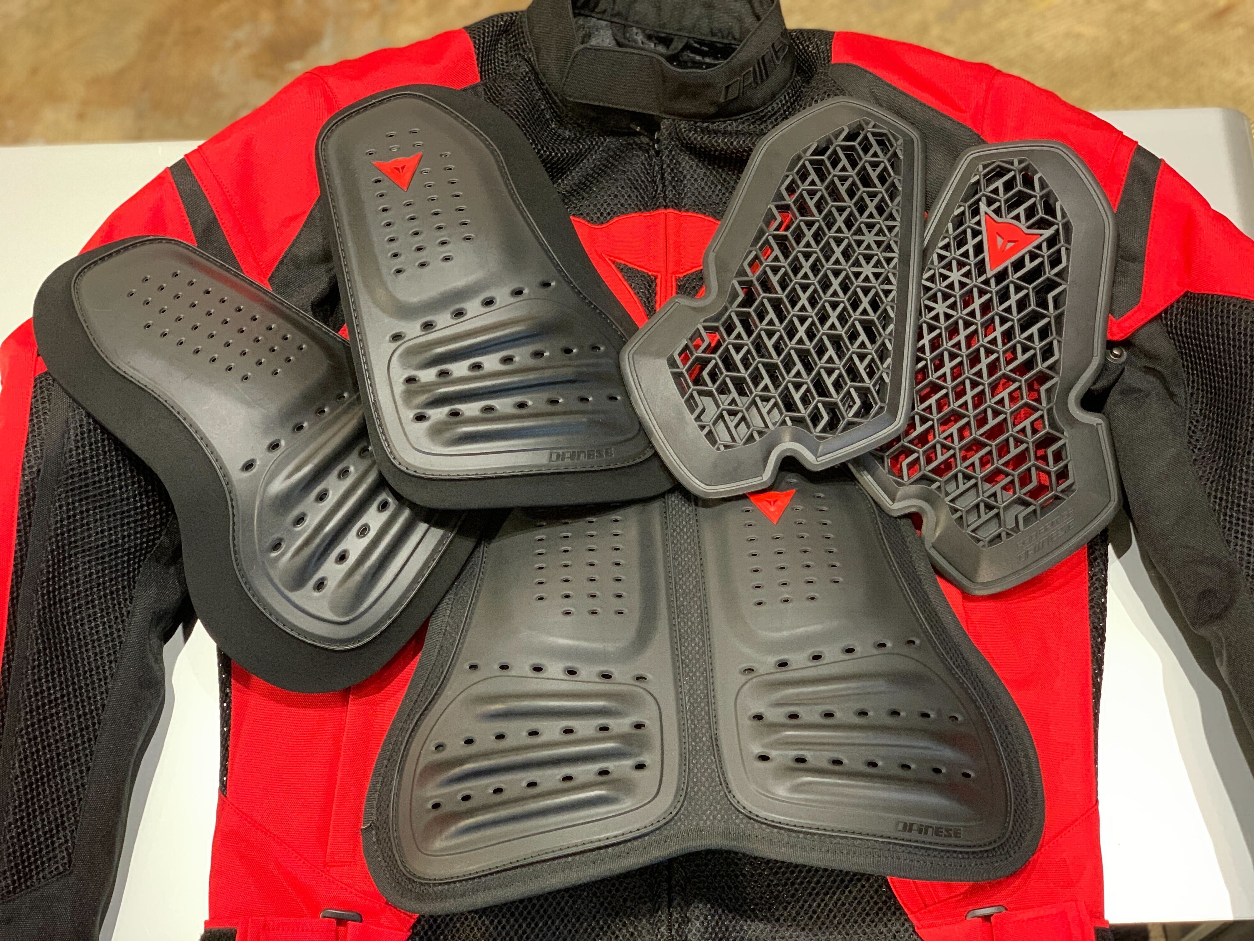 バイク・シーズンの到来。軽くて通気性の良い胸部プロテクターが身を守ります