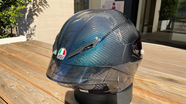 光り具合によって色が変わるPISTA GP RR 【PISTA GP RR IRIDIUM】