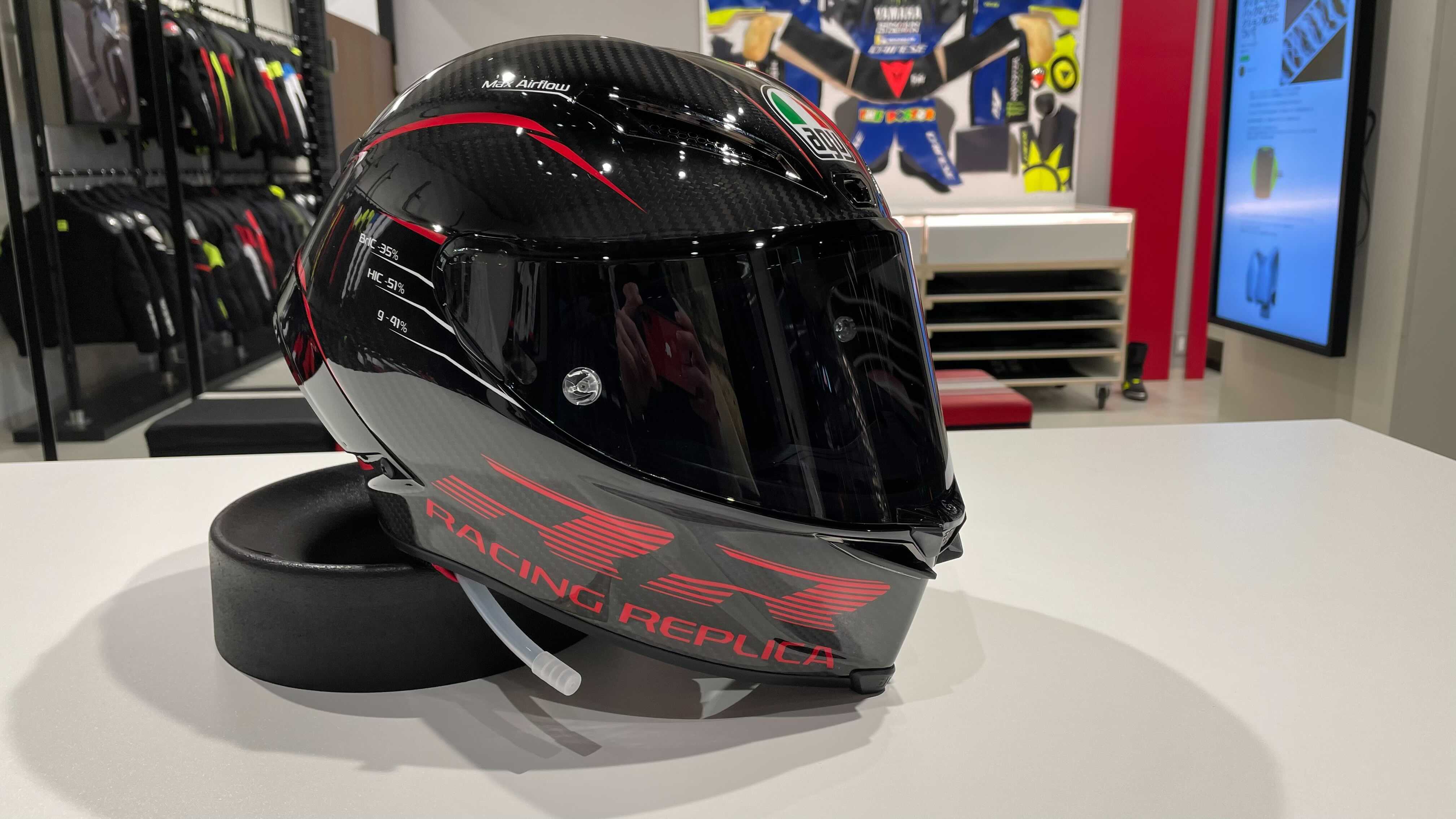 カーボンの美しさとヘルメットの進化を融合させたグラフィック【PISTA GP RR PERFORMANCE CARBON/RED】
