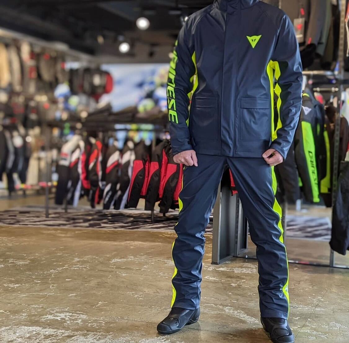 梅雨。天候が不安定な季節に。ダイネーゼのレインウェア特集