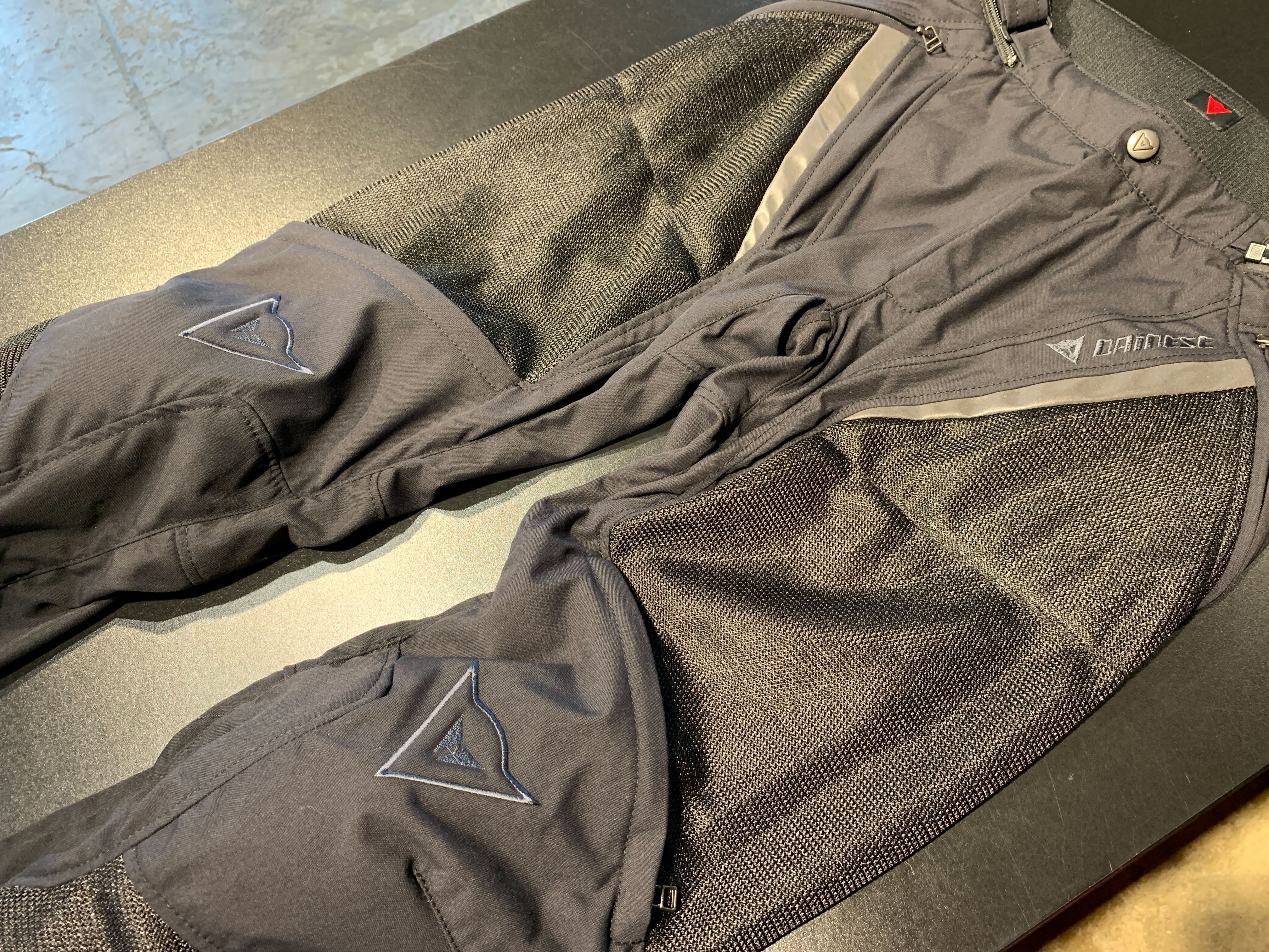 『夏はやっぱりメッシュパンツでしょ！』という方にオススメのダイネーゼのテキスタイルパンツをご紹介