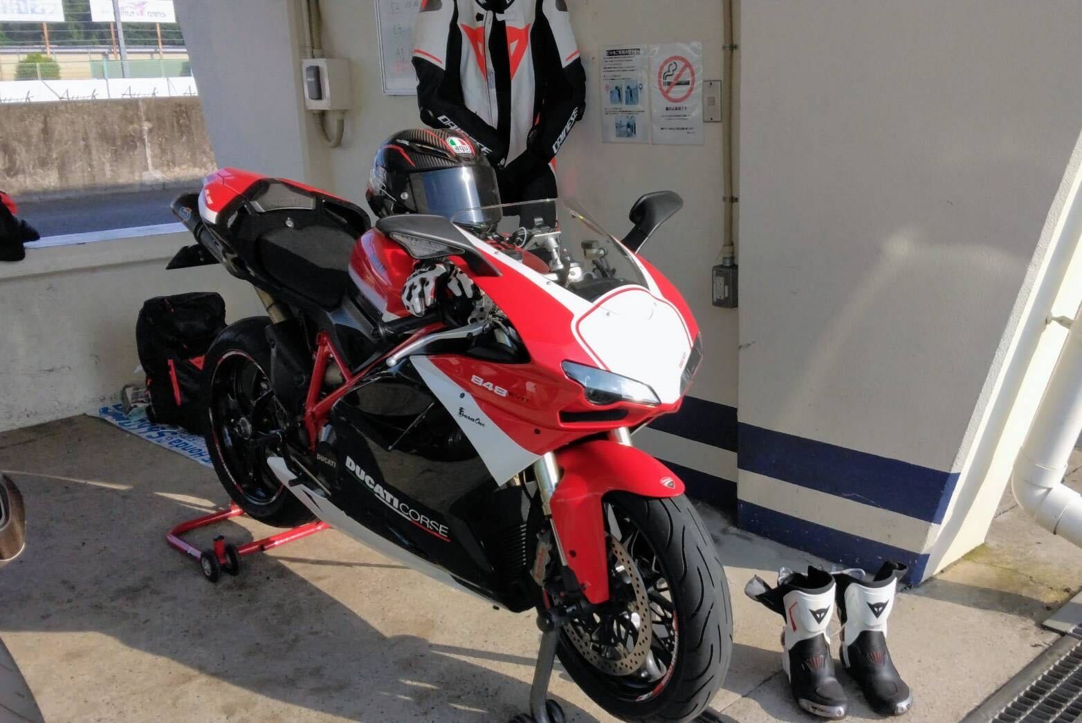 スタッフのこれ買っちゃいました！世界最高峰のフルカーボンヘルメット・PISTA GP RR 編その②