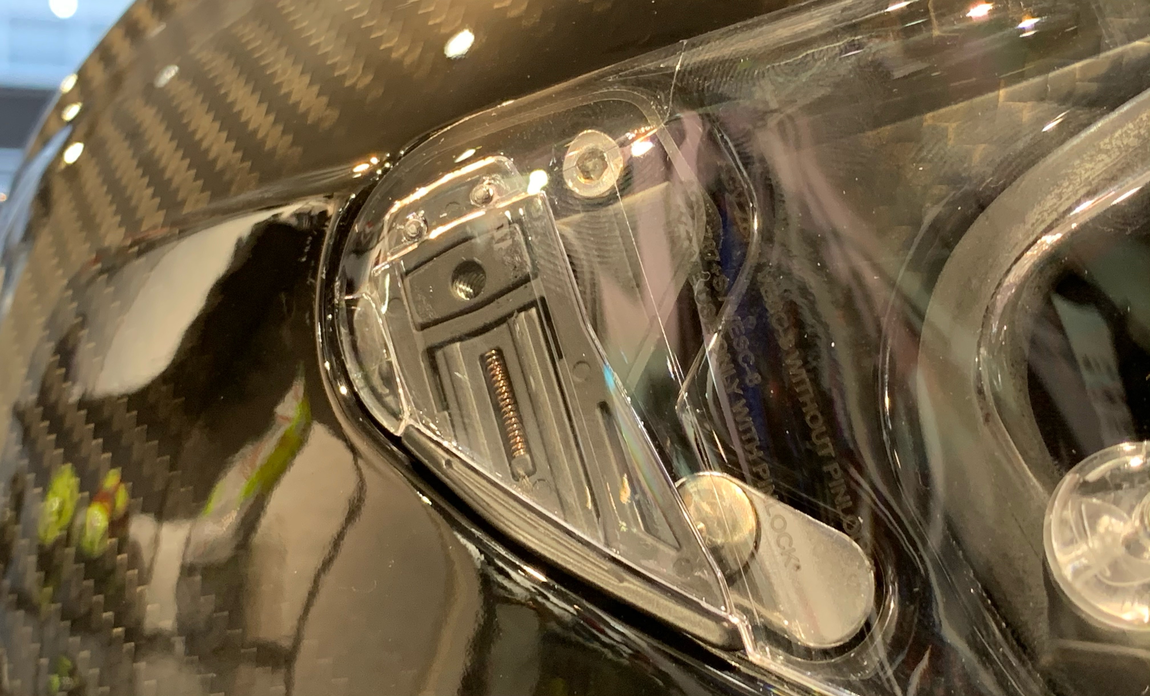 【AGV】バイザーの取り付け方法