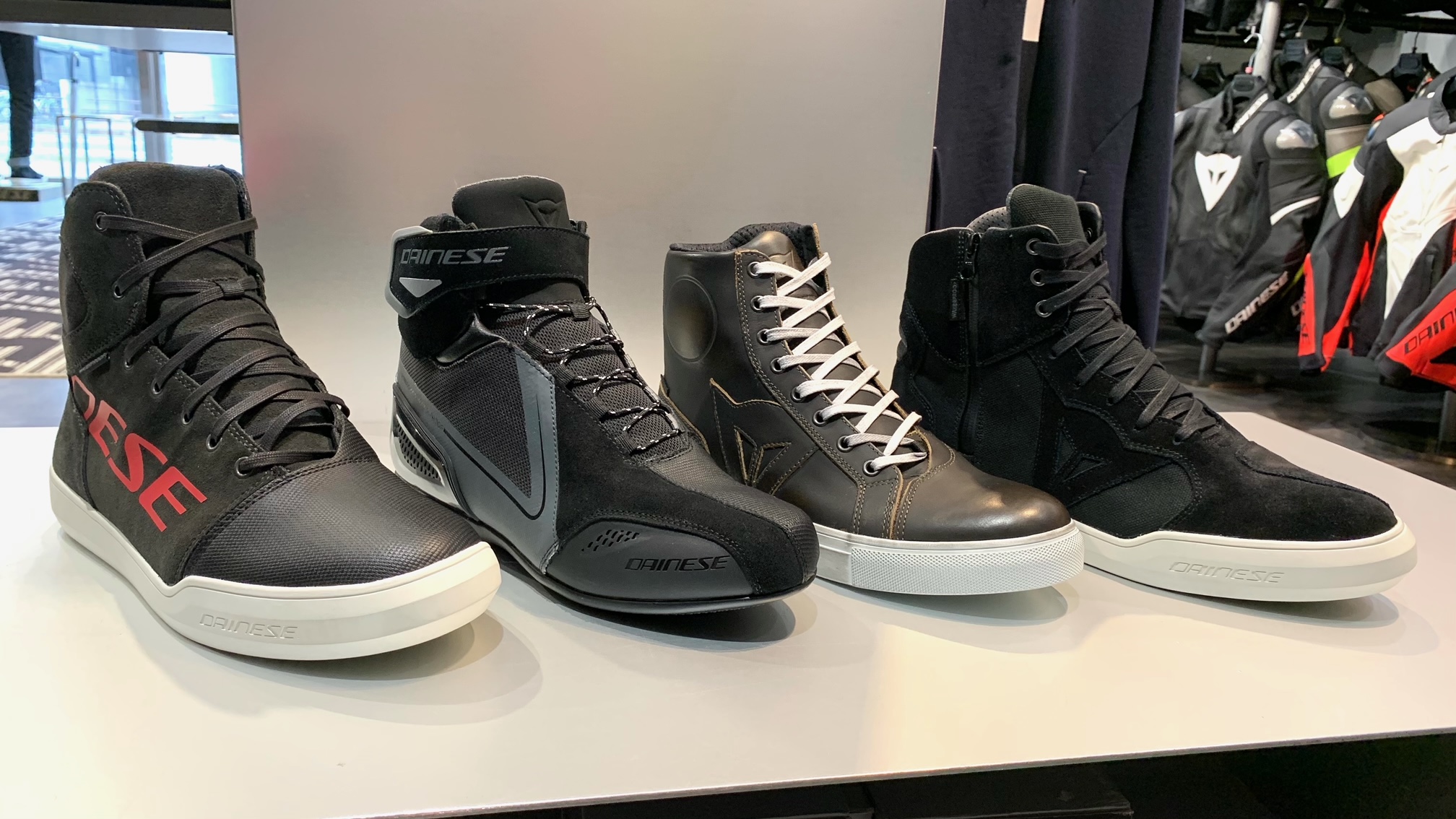 梅雨にお勧めの防水シューズのご紹介