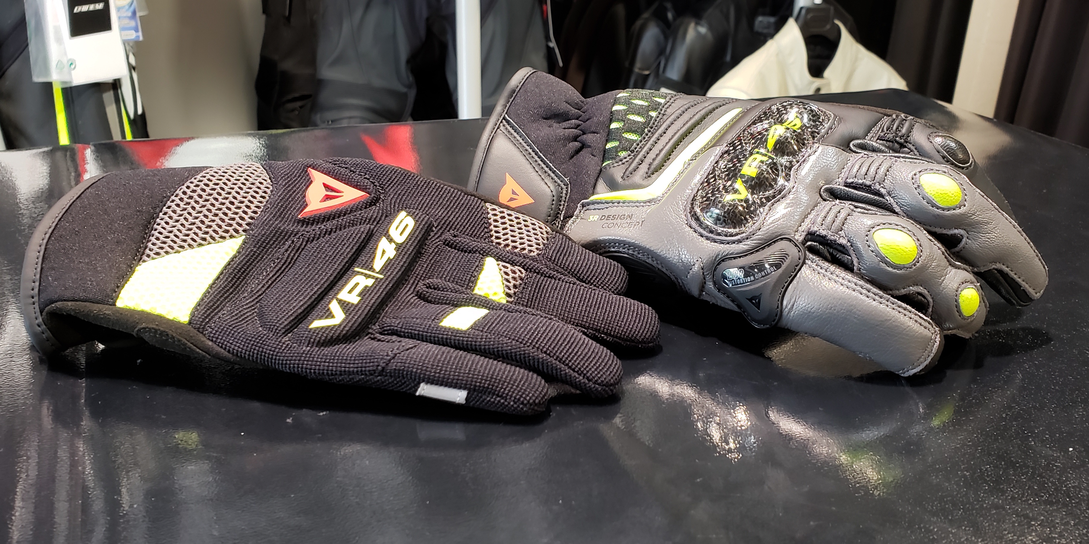 オートバイダイネーゼ　ロッシ　グローブVR46 SECTOR SHORT GLOVES M